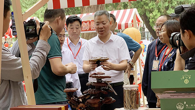 泰安市副市长冯能斌（中间）视察芝人堂展位，给予高度评价